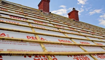 Dach przygotowywany pod montaż dachówek ceramicznych dach, układanie dachówek, łaty na dachu, folia na dachu