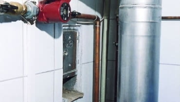 Podłączając kocioł kondensacyjny, trzeba pamiętać o tym, że poziomy odcinek musi być zamontowany z lekkim spadkiem w kierunku kotła.