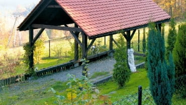 Narażona na podmuchy wiatru wiata musi mieć solidną konstrukcję dachu i dobrze zamocowane pokrycie dachu, na przykład z blachodachówki czy z gontów bitumicznych. fot. Grzegorz Otwinowski