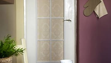 Mamy pomysł na ładną aranżację wnętrza, na nowe kolory ścian i efektowną podłogę. Ale co zrobić z nieciekawymi drzwiami? Wymiana na nowe jest nie tylko kłopotliwa, ale też kosztowna. Proponujemy wyjście awaryjne: tkaninę dopasowaną kolorystycznie do wystroju wnętrza oraz dyskretne szprosy. Jeśli jeszcze wymienimy klamkę, efekt będzie doskonały. 10.04.2009 KATY METAMORFOZA - DRZWI STYLIZACJA MAGDA OLSZEWSKA FOT. ANDRZEJ KRASOWSKI / AGENCJA GAZETA PUBLIKACJA CZTERY KATY NR 8 (214) - 8 2009