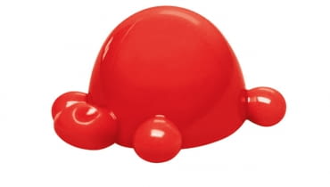 Na pierwszy rzut oka - nie wiemy, co to jest. Na drugi rzut oka - nie wiemy, do czego służy. Na trzeci rzut oka - nie mamy pojęcia, jak to działa. Czwarty rzut oka kierujemy więc czym prędzej do instrukcji obsługi. Przedstawiamy kilka fascynujących przedmiotów, których przeznaczenie wyjaśnił nam dopiero opis producenta, i zapraszamy do testowania swojej wyobraźni. Otwieracz do nakrętek Arnold. Arnold to sympatyczny żółw, który specjalizuje się w odkręcaniu butelek. W jego pobliżu bezpiecznie nie może czuć się żadna zapieczona nakrętka. Otwieracz do nakrętek Arnold to część oferty znanego niemieckiego producenta specjalizującego się w wyrobach z tworzyw sztucznych - firmy Koziol. Otwieracz został stworzony z gumopodobnego tworzywa, co ułatwia odkręcanie nawet jeśli na powierzchni otwieracza pojawi się woda. Dodatkowo stożkowy gwint pozwala odkręcać nakrętki o różnych rozmiarach aż, do 3 cm średnicy. Cena - 23 zł. Fabryka Form Na pierwszy rzut oka - nie wiemy, co to jest. Na drugi rzut oka - nie wiemy, do czego służy. Na trzeci rzut oka - nie mamy pojęcia, jak to działa. Czwarty rzut oka kierujemy więc czym prędzej do instrukcji obsługi. Przedstawiamy kilka fascynujących przedmiotów, których przeznaczenie wyjaśnił nam dopiero opis producenta, i zapraszamy do testowania swojej wyobraźni. Otwieracz do nakrętek Arnold. Arnold to sympatyczny żółw, który specjalizuje się w odkręcaniu butelek. W jego pobliżu bezpiecznie nie może czuć się żadna zapieczona nakrętka. Otwieracz do nakrętek Arnold to część oferty znanego niemieckiego producenta specjalizującego się w wyrobach z tworzyw sztucznych - firmy Koziol. Otwieracz został stworzony z gumopodobnego tworzywa, co ułatwia odkręcanie nawet jeśli na powierzchni otwieracza pojawi się woda. Dodatkowo stożkowy gwint pozwala odkręcać nakrętki o różnych rozmiarach aż, do 3 cm średnicy. Cena - 23 zł. Fabryka Form