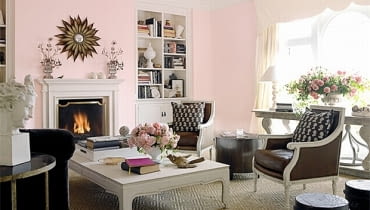 Salon z różowymi ścianami