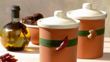 <B>Koniec lata za pasem, napełnianie spiżarni czas zacząć. Aby pojemniki z przetworami się nie myliły, oznaczmy je naklejkami, zawieszkami, opaskami. Przedstawiamy kilka pomysłów.</B> <BR /><B>Apetyczne opaski.</B> Do ich zrobienia są potrzebne: papier gazetowy i mąka na masę papierową (można ją też kupić gotową w sklepach papierniczych i z artykułami dla plastyków), farby akrylowe i klej. NACZYNIA , POJEMNIKI NA MAKE , RYZ I KASZE ARANZACJA KINGA KLOSINSKA , ANETA KOSIBA DO JEDNORAZOWEJ PUBLIKACJI FOT. MARIUSZ PIETRON PUBLIKACJA CZTERY KATY NR SPECJALNY - KUCHNIE WIOSNA 2003 PUBLIKACJA CZTERY KATY NR 8 (154) - 8.2004 SLOWA KLUCZOWE: NACZYNIA ZDJĘCIE DO WKŁADKI: PUBLIKACJA CZTERY KATY NR SPECJALNY - KUCHNIE WIOSNA 2003 - CZASOPISMA PUBLIKACJA CZTERY KATY NR 8 (154) - CZASOPISMA