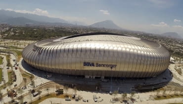 Estadio BBVA Bancomer, Montenerry - Meksyk (I nagroda w głosowaniu internautów, II nagroda w głosowaniu jury) - Stadion zaprojektowany przez pracownie Populous i VFO Arquitectos może pomieścić 51 000 widzów. Najbliższe rzędy od murawy dzieli tu jedynie 9 metrów. W obiekcie zaprojektowano też bardzo dużo miejsc w lożach zlokalizowanych pomiędzy dwoma poziomami widowni. W 324 lożach mieści się ponad 3 tysiące foteli. Estadio BBVA Bancomer, Montenerry - Meksyk (I nagroda w głosowaniu internautów, II nagroda w głosowaniu jury) - Stadion zaprojektowany przez pracownie Populous i VFO Arquitectos może pomieścić 51 000 widzów. Najbliższe rzędy od murawy dzieli tu jedynie 9 metrów. W obiekcie zaprojektowano też bardzo dużo miejsc w lożach zlokalizowanych pomiędzy dwoma poziomami widowni. W 324 lożach mieści się ponad 3 tysiące foteli.