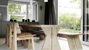 Otwarta kuchnia połączona jest z jadalnią. Minimalistyczne wnętrza w Berlinie z naturalnymi akcentami