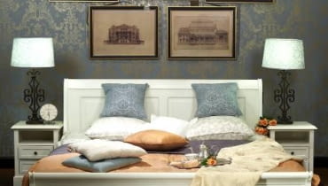 Tak subtelne, ledwie zarysowane, że niemal niewidoczne. Desenie kwiatowe łagodnie różniące się odcieniami nabierają życia dopiero w świetle. Nadal jednak nie przyciągają nadmiernie wzroku i nie wywołują silnych emocji. To ich największa zaleta. Materiały. Szkło i kryształy, złocony albo lakierowany metal, a z tkanin - jedwabie, adamaszki, hafty, woale. 12.11.2009 WARSZAWA , SKLEP ALMI DECOR , SESJA WNETRZA ( CZTERY KATY ) , TEMAT WZORY ,