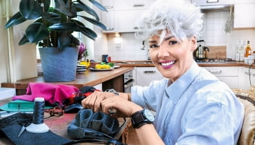 PASJA. Karolina Maksimowicz. Z wykształcenia architekt urbanista, z zamiłowania projektantka wzornictwa użytkowego. Projektuje i robi meble, lampy, deski do krojenia, scenografię i rekwizyty teatralne, instalacje w przestrzeni miejskiej, torebki, odzież, akcesoria. Gra na kotłach i kongach. Współorganizatorka białostockiego muzycznego Up To Date Festival. Więcej: przetworniameblowa.pl, facebook.com/Przetwórnia Meblowa Białystok. PASJA. Karolina Maksimowicz. Z wykształcenia architekt urbanista, z zamiłowania projektantka wzornictwa użytkowego. Projektuje i robi meble, lampy, deski do krojenia, scenografię i rekwizyty teatralne, instalacje w przestrzeni miejskiej, torebki, odzież, akcesoria. Gra na kotłach i kongach. Współorganizatorka białostockiego muzycznego Up To Date Festival. Więcej: przetworniameblowa.pl, facebook.com/Przetwórnia Meblowa Białystok.