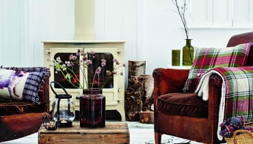 F&F Home: Poduszka ze zdjęciem psa - 39,99 zł; Metalowy świecznik 21,99; Lampion - 32,99 zł; Brązowy wazon - 19,99 zł; Zielona świeca - 21,99 zł; Zielony wazon - 32,99 zł; Poduszka w kratę - 39,99 zł; Pled - 84,99 zł. F&F Home, Tesco, wnętrzarskie z Tesco, do domu, gadżety, dekoracje