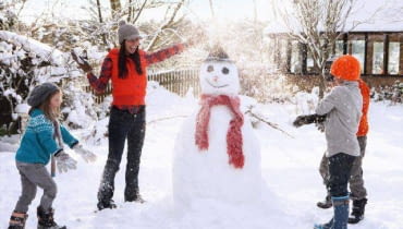 Gdzie ulepić dużego bałwana? Najlepiej zrobić to na utwardzanym placyku lub na nieuczęszczanej alejce. Trawnik nie jest dobrym miejscem. Pod bałwanem murawa może zginąć i wiosną trawnik będzie wymagał renowacji