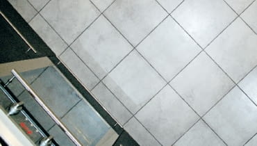 Podłoga w kuchni wykończona płytkami ceramicznymi