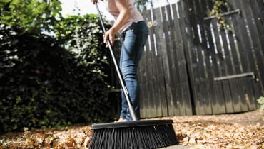 Szczotka uniwersalna Solid, ok. 74 zł, Fiskars szczotka do liści