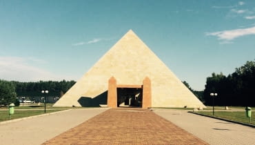 <B> Do wyśmiewanej pastelozy w Polsce można dodać miłość do imitowania historycznych stylów architektonicznych. Społeczność fanpage'u Polisz ArKITekczer wytropiła rodzime piramidy, imitacje antycznych świątyń i łuków triumfalnych.</B> <br/> <br/> Od kiczu aż cisną się łzy do oczu. Nie wiadomo tylko, czy z płaczu czy ze śmiechu. Okazuje się, że nad Wisłą piramidy nie wyszły z mody! Piramida Horusa znajduje się we wsi o wdzięcznej nazwie Poźrzadło w okolicach Świebodzina (tak, to tu stoi też gigantyczny Chrystus). W środku urządzane są wesela, przyjęcia i spotkania biznesowe. Na co dzień w piramidzie działa restauracja. Do wyśmiewanej pastelozy i szyldozy w Polsce można dodać miłość do imitowania historycznych stylów architektonicznych. Społeczność fanpage'u Polisz ArKITekczer wytropiła rodzime piramidy, imitacje greckich świątyń i rzymskie łuki triumfalne. Od kiczu aż cisną się łzy do oczu. Nie wiadomo tylko, czy z płaczu czy ze śmiechu. Okazuje się, że nad Wisłą piramidy nie wyszły z mody! Piramida Horusa znajduje się we wsi o wdzięcznej nazwie Poźrzadło w okolicach Świebodzina (tak, to tu stoi też gigantyczny Chrystus). W środku urządzane są wesela, przyjęcia i spotkania biznesowe. Na co dzień w piramidzie działa restauracja.