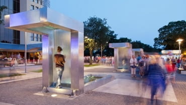 Choć początkowo pojawiały się głosy, że promenada w Międzyzdrojach jest zbyt "betonowa", nowa przestrzeń szybko podbiła serca zarówno mieszkańców, jak i turystów międzyzdroje, promenada, przestrzeń publiczna, wypoczynek, morze, krajewski