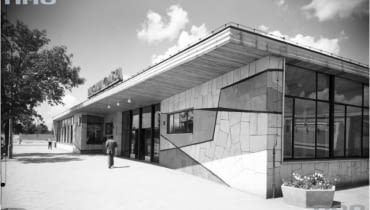 Gdański był pierwszym nowoczesnym dworcem w powojennej Warszawie. Powstawał w latach 1958-59 według projektu S. Kallera. Na archiwalnych zdjęciach przeszklona bryła budynku prezentuje się dostojnie, zupełnie inaczej niż współcześnie. Zaniedbany dworzec jest dziś w złym stanie technicznym, a wokół straszy rozkopaną budową. PKP planuje w jego miejscu wysoki biurowiec lub hotel z częścią dworcową. Widok od strony wejścia głównego dworzec, warszawa, pkp, nac, historia, kaller