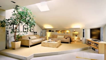 Kąt wypoczynkowy w strefie dziennej to miejsce, bez którego raczej trudno sobie wyobrazić jakiekolwiek mieszkanie. Jak go urządzić? Oto cztery interesujące propozycje. <BR />ANEKS NA PODEŚCIE. Niewysoki podest, a na nim przytulny, wygodnie urządzony aneks wypoczynkowy. To proste rozwiązanie pozwoliło wyznaczyć wyraźną granicę między częścią salonową a kuchenno-jadalną wnętrza. <BR >Punktowe halogeny, zamontowane w podeście i w dekoracyjnych wnękach, to jedyne lampy w tej części wnętrza. Dwie wygodne kanapy zostały ustawione przy sąsiednich ścianach. Odcień tapicerki dobrano do ciepłej barwy piaskowca, którym wyłożono ściankę pod skosem dachu. Spójność kolorystyczna we wnętrzu gwarantuje wyciszenie i zachęca do wypoczynku. Kąt wypoczynkowy w strefie dziennej to miejsce, bez którego raczej trudno sobie wyobrazić jakiekolwiek mieszkanie. Jak go urządzić? Oto cztery interesujące propozycje. <BR />ANEKS NA PODEŚCIE. Niewysoki podest, a na nim przytulny, wygodnie urządzony aneks wypoczynkowy. To proste rozwiązanie pozwoliło wyznaczyć wyraźną granicę między częścią salonową a kuchenno-jadalną wnętrza. <BR >Punktowe halogeny, zamontowane w podeście i w dekoracyjnych wnękach, to jedyne lampy w tej części wnętrza. Dwie wygodne kanapy zostały ustawione przy sąsiednich ścianach. Odcień tapicerki dobrano do ciepłej barwy piaskowca, którym wyłożono ściankę pod skosem dachu. Spójność kolorystyczna we wnętrzu gwarantuje wyciszenie i zachęca do wypoczynku.