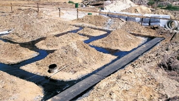 Izolację na ławach fundamentowych robi się zazwyczaj z dwóch warstw papy na lepiku. Papa musi mieć taką szerokość, by z obu stron ław zostały 15-20 cm zakłady piwnica,ściany piwnicy