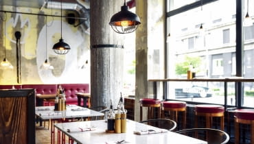 Industrialny klimat Betonowe filary, surowa cegła, drewno z odzysku w zestawieniu z kolorowymi meblami nie wydają się chłodne.