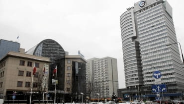 Biurowiec Atrium (po lewej) nie pasuje już do wieżowców wrastających wzdłuż al. Jana Pawła II 02.04.2013 Warszawa . Ulica Grzybowska . Budynek Atrium . fot . Przemek Wierzchowski / Agencja Gazeta SLOWA KLUCZOWE: atrium budynek centrum zabudowa