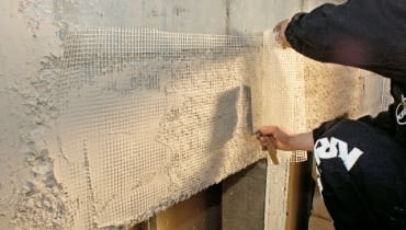 Aby zabezpieczyć tynk przed pęknięciami, można wtopić w niego pasy siatki z włókna szklanego tynk,tynki