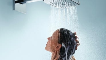 Mocny strumień deszczowy skutecznie spłucze szampon i mydło w czasie kąpieli deszczownica, wyposażenie łazienek