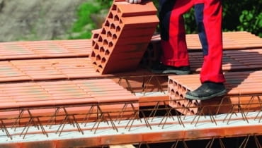 Cena stropu zależy nie tylko od materiałów i przebiegu prac. Ważny są też wymiary i kształt pomieszczeń koszt budowy domu, stropy