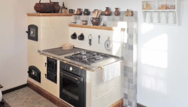 Kiedy przyszło do wykończania wnętrz, pani Magda uparła się, że w domu musi pojawić się kuchenny piec - taki, jak był u babci. Kiedy przyszło do wykończania wnętrz, pani Magda uparła się, że w domu musi pojawić się kuchenny piec - taki, jak był u babci.