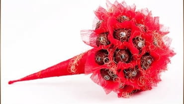 Bukiet z cukierków - dwa w jednym. Można go kupić w sklepie internetowym. Każdy może jednak spróbować własnych sił i wymyślić własną kompozycję. Na zdjęciu bukiet FERRERO RONDNOIR I Bukiet z cukierków - dwa w jednym. Można go kupić w sklepie internetowym. Każdy może jednak spróbować własnych sił i wymyślić własną kompozycję. Na zdjęciu bukiet FERRERO RONDNOIR I