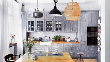 Szafki kuchenne z litego drewna zrobił tata projektantki, który prowadzi firmę Meble Kuboth. Żłobienia na frontach i porcelanowe uchwyty dodają im stylu. SZAFKI KUCHENNE z litego drewna zrobił tata projektantki, który prowadzi firmę Meble Kuboth. Żłobienia na frontach i porcelanowe uchwyty dodają im stylu.