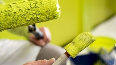 Malowanie wałkiem to najpopularniejsza metoda, zarówno wśród amatorów, jak i profesjonalistów.