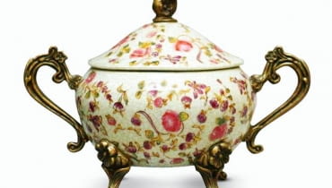 Odświętna czy codzienna? Najlepiej mieć przynajmniej dwie. Na różne okazje. <BR >OZDOBNE CUKIERNICE. Porcelana, brąz i mosiądz, 139 zł, sprzedaż: artdecor24.pl