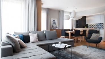 Salon połączony z kuchnią i kącikiem jadalnym Nowoczesny apartament w Gdańsku