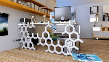 <b> W naszych domach nieustannie przybywa urządzeń zasilanych prądem, a wraz z nimi kabli, które nie tylko szpecą wnętrze, ale też mogą być niebezpieczne dla domowników i sprzętu. Można je pomysłowo ukryć, zyskując zarazem bardzo nietypową ozdobę. </b> <BR /> PRZY BIURKU. Ażurowa 'ścianka' z tyłu biurka podkreśli nowoczesny wystrój wnętrza, nadając mu nieco futurystyczny charakter. Jest bardzo łatwa do zrobienia, a w dodatku tania - potrzebujemy jedynie kształtek trójramiennych, czyli elementów z tworzywa sztucznego używanych np. w hydraulice do rozgałęzienia strumienia wody. Kable przeplatamy przez szerokie rurki kształtek, które potem łączymy ze sobą plastikowymi złączkami. Górne rurki osadzamy w otworach wyciętych w blacie. Konstrukcja przypominająca plaster miodu będzie dobrze wyglądać zarówno w pokoju nastolatka, jak i w domowym biurze. <b> W naszych domach nieustannie przybywa urządzeń zasilanych prądem, a wraz z nimi kabli, które nie tylko szpecą wnętrze, ale też mogą być niebezpieczne dla domowników i sprzętu. Można je pomysłowo ukryć, zyskując zarazem bardzo nietypową ozdobę. </b> <BR /> PRZY BIURKU. Ażurowa 'ścianka' z tyłu biurka podkreśli nowoczesny wystrój wnętrza, nadając mu nieco futurystyczny charakter. Jest bardzo łatwa do zrobienia, a w dodatku tania - potrzebujemy jedynie kształtek trójramiennych, czyli elementów z tworzywa sztucznego używanych np. w hydraulice do rozgałęzienia strumienia wody. Kable przeplatamy przez szerokie rurki kształtek, które potem łączymy ze sobą plastikowymi złączkami. Górne rurki osadzamy w otworach wyciętych w blacie. Konstrukcja przypominająca plaster miodu będzie dobrze wyglądać zarówno w pokoju nastolatka, jak i w domowym biurze.