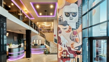 Mural "Stan Nieważkości" w hotelu Leonardo Royal