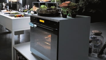 Innowacyjny piekarnik, którego premiera miała miejsce podczas targów Eurocucina w Mediolanie. Dzięki aplikacji myMenu można nim zdalnie sterować za pomocą smartfonu lub tabletu, myMenu, 5999 zł, Franke, www.franke.pl Innowacyjny piekarnik, którego premiera miała miejsce podczas targów Eurocucina w Mediolanie. Dzięki aplikacji myMenu można nim zdalnie sterować za pomocą smartfonu lub tabletu, myMenu, 5999 zł, Franke, www.franke.pl