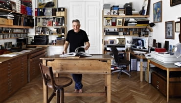 Andrzej Dudzinski 03.08.2015 Warszawa . Andrzej Dudzinski , malarz , grafik , jego mieszkanie i pracownia , sesja dla : Dom i Wnetrze , stylizacja Katarzyna Mackiewicz .Fot. Michal Mutor