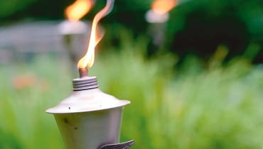 Metody 'dymne': świece, spirale itp. pomagają odstraszyć komary. Pochodnie w formie latarenek będą miłym akcentem na wieczornym przyjęciu. Metody 'dymne': świece, spirale itp. pomagają odstraszyć komary. Pochodnie w formie latarenek będą miłym akcentem na wieczornym przyjęciu.