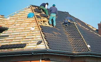 Dachówki ceramiczne i cementowe układa się na rusztowaniu z kontrłat i łat (ołatowaniu).