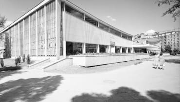 Supersam w Warszawie w 1962 roku. Na pierwszym planie widoczna część pawilonu z wydzielonym barem samoobsługowym "Frykas" Supersam w Warszawie w 1962 roku. Na pierwszym planie widoczna część pawilonu z wydzielonym barem samoobsługowym "Frykas"