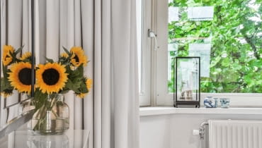 Roleta rzymska czy zasłony? Co wybrać do nowoczesnego salonu? Roleta rzymska czy zasłony? Co wybrać do nowoczesnego salonu?