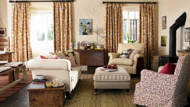 Spójrzmy cieplej na listopad. Wprawdzie zazwyczaj jest już zimno i wcześnie robi się ciemno, ale też właśnie o tej porze roku najwięcej czasu spędzamy w domu. Od nas zależy, by było w nim jasno i przytulnie. Wtedy jesienne smuteczki nas nie dopadną. <BR /> DEKORACJE. Barwy jesieni, czyli odcienie koloru żółtego, kremowego i brązowego z niewielkimi akcentami czerwieni - taki zestaw kolorystyczny stworzy we wnętrzu przytulną, ciepłą atmosferę. Szczęśliwcy, którzy mają kominek, mogą się cieszyć również widokiem żywego ognia. Nadeszła pora, by wyjąć z bieliźniarek i koszy miękki dywanik, mięsiste zasłony oraz przepastne poduchy, które powędrowały tam wraz z wiosną. I zadbajmy o lampy, najlepiej o jak najwięcej lamp, bo światło będzie teraz naszym sprzymierzeńcem. Okazuje się, że są nim również producenci - w sklepach nie brakuje jesiennych akcesoriów. Spójrzmy cieplej na listopad. Wprawdzie zazwyczaj jest już zimno i wcześnie robi się ciemno, ale też właśnie o tej porze roku najwięcej czasu spędzamy w domu. Od nas zależy, by było w nim jasno i przytulnie. Wtedy jesienne smuteczki nas nie dopadną. <BR /> DEKORACJE. Barwy jesieni, czyli odcienie koloru żółtego, kremowego i brązowego z niewielkimi akcentami czerwieni - taki zestaw kolorystyczny stworzy we wnętrzu przytulną, ciepłą atmosferę. Szczęśliwcy, którzy mają kominek, mogą się cieszyć również widokiem żywego ognia. Nadeszła pora, by wyjąć z bieliźniarek i koszy miękki dywanik, mięsiste zasłony oraz przepastne poduchy, które powędrowały tam wraz z wiosną. I zadbajmy o lampy, najlepiej o jak najwięcej lamp, bo światło będzie teraz naszym sprzymierzeńcem. Okazuje się, że są nim również producenci - w sklepach nie brakuje jesiennych akcesoriów.