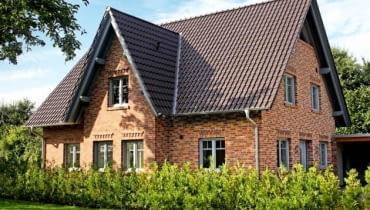 70 zł, tyle zapłacimy za najtańsze cegły klinkierowe w kolorze czerwonym, potrzebne na 1 m2 elewacji cegła klinkierowa, klinkier, klinkier na elewacji, elewacja, dom z klinkieru