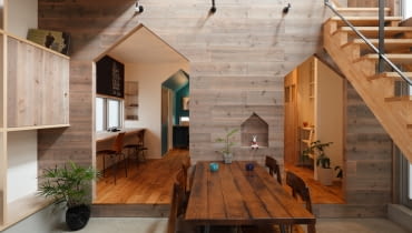 Ten niewielki, 93-metrowy dom, należy do czteroosobowej rodziny. dom, dom jednorodzinny, dom w Japonii, japoński design