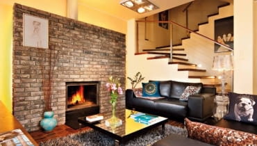 Aranżacje. W zawodzie architekta wnętrz ważny jest zarówno talent, jak i otwartość na potrzeby klienta. Urządzając ten dom, Katarzyna Mikulska-Sękalska miała zadanie znacznie ułatwione - projektowała go bowiem dla męża, dzieci i , oczywiście, dla siebie! Dom ma trzy kondygnacje. Na parterze, stanowiącym otwartą przestrzeń z salonem, kuchnią i jadalnią, toczy się codzienne życie rodziny. Tutaj mogą razem wypoczywać przy ceglanym kominku, gotować, jeść posiłki. Na drugiej kondygnacji znajdują sie pokoje domowników, na trzeciej - pracownia gospodyni. UWAGA ! PONOWNA PUBLIKACJA WYLACZNIE ZA ZGODA WLASCICIELI