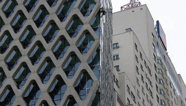 Biurowiec Prosta Tower w Warszawie Lokalizacja wieży niestety potęguje wizualny chaos, choć nie można odmówić spektakularności widoku zurbanizowanej tkanki miejskiej.