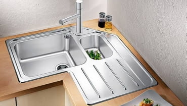 <B>Dobry zlewozmywak sporo kosztuje. Warto jednak w niego zainwestować, bo to jedno z częściej używanych urządzeń kuchennych. Pokazujemy dwadzieścia godnych polecenia zlewów w różnych grupach cenowych.</B> <BR >ZLEWOZMYWAKI POWYŻEJ 1000 ZŁ. Median 9E, stal szlachetna, 83 x 83 cm, do szafki minimum 90 cm, 1299 zł, Blanco