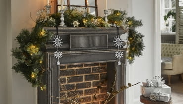 Luganville – ręcznie wykonany zestaw z kamionki. Zawiera cztery duże talerze, cztery małe talerze i cztery miski. 589 zł, loberon.pl Luganville – ręcznie wykonany zestaw z kamionki. Zawiera cztery duże talerze, cztery małe talerze i cztery miski. 589 zł, loberon.pl