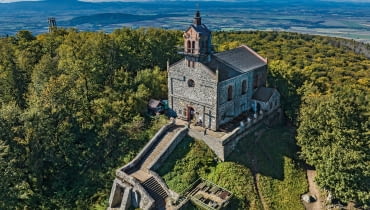 Ślęża, opowieść zaklęta w świetle i kamieniu Ślęża, opowieść zaklęta w świetle i kamieniu