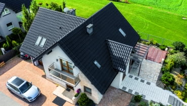 Dachówka ceramiczna Titania dach dachy dach stromy dachy strome trendy pokrycie dachowe budowa domu 2021 blachodachówka blacha na dach blachodachówki modułowe blachodachówki moduły panele panelówki