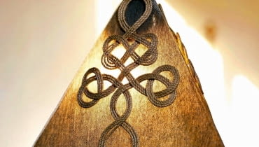 POMYSLOWE SPLOTY ZE SZNURKA WZOR ZE SZNURKA PRZYKLEJONY DO ABAZURA ARANZACJE EWA ROSLONIEC-CZOBODZINSKA FOT. RAFAL LIPSKI PUBLIKACJA CZTERY KATY NR 10 (145) - 10.2003 SLOWA KLUCZOWE: SZTUKA UZYTKOWA OSWIETLENIE ZDJĘCIE DO WKŁADKI: PUBLIKACJA CZTERY KATY NR 10 (145) - CZASOPISMA