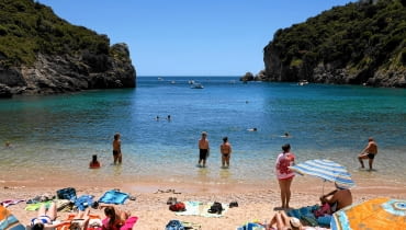 Urlop na plaży 09.07.2014 Grecja , wyspa Korfu . Plaza w miejscowosci Paleokastritsa . Fot. Waldemar Gorlewski / Agencja Gazeta SLOWA KLUCZOWE: corfu opalanie - opalenizna wypoczynek wakacje turystyka skaly